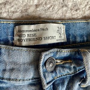 Abercrombie & Fitch Mid Rise Boyfriend Short. Light distressed denim wash. 26/2.